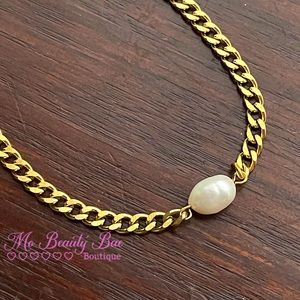 Center Pearl Necklace